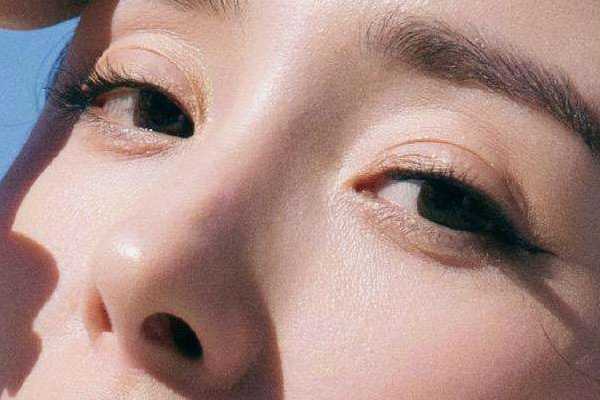 怎样区分眼袋和卧蚕眼