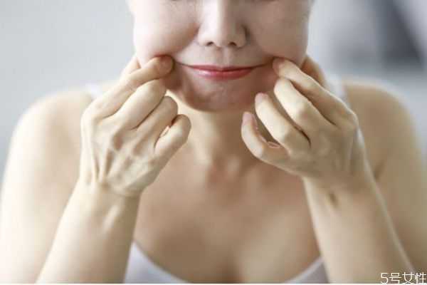 矿泉水喷脸对皮肤有什么用?矿泉水对肌肤的保养有好处么 矿泉水喷脸对皮肤有什么用?矿泉水对肌肤的保养有好处么