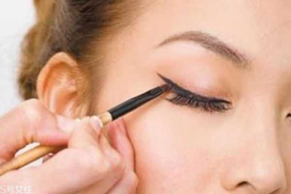 自己如何画眼线好看？画眼线的技巧有哪些