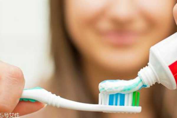 牙膏洗脸美白吗