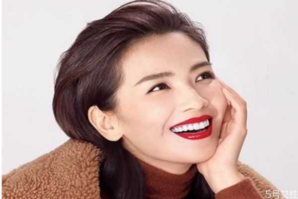 化完妆脸白脖子黑怎么办?遮盖脖子色差的方法 化完妆脸白脖子黑怎么办?遮盖脖子色差的方法