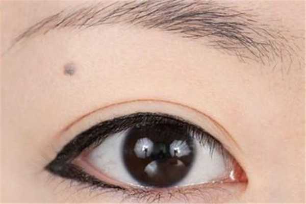 画完眼线用什么定妆