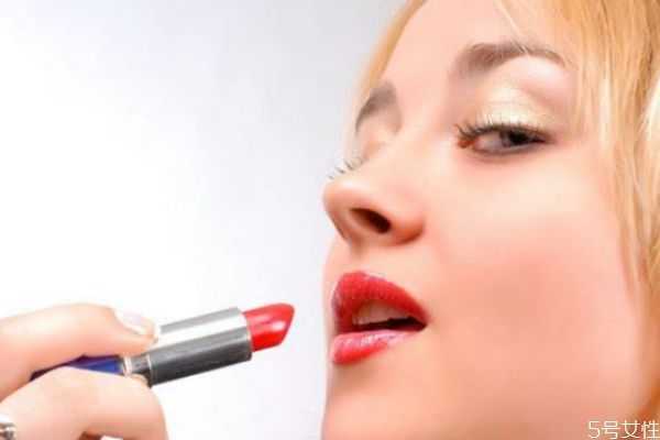 嘴唇上长泡结痂怎么办?嘴唇上长泡上火怎么办 嘴唇上长泡结痂怎么办?嘴唇上长泡上火怎么办