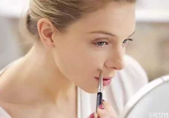 嘴角化妆卡粉怎么办 嘴角化妆卡粉怎么办