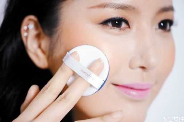 化妆时脸上搓泥是什么原因 化妆时脸上搓泥是什么原因