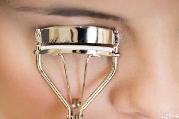 睫毛夹怎么用不夹眼皮？夹睫毛老是夹到眼皮怎么办