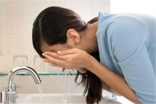 洗脸会不会伤害皮肤？洗脸的正确步骤顺序