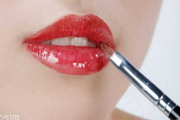 涂口红前的护理步骤 涂口红嘴巴干怎么办 涂口红前的护理步骤 涂口红嘴巴干怎么办