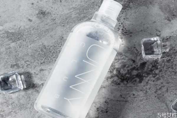 卸妆水使用注意事项 用手卸妆步骤 卸妆水使用注意事项 用手卸妆步骤