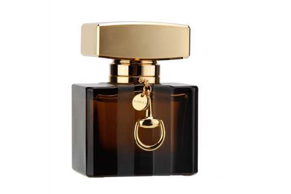 香水可以喷在衣服上吗 香水可以喷在衣服上吗