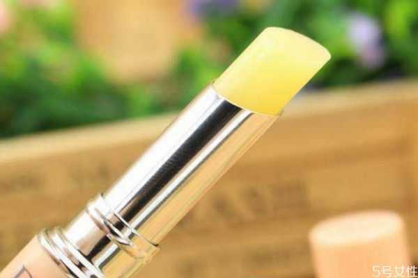 晚上用什么润唇比较好？一天涂几次唇膏比较好