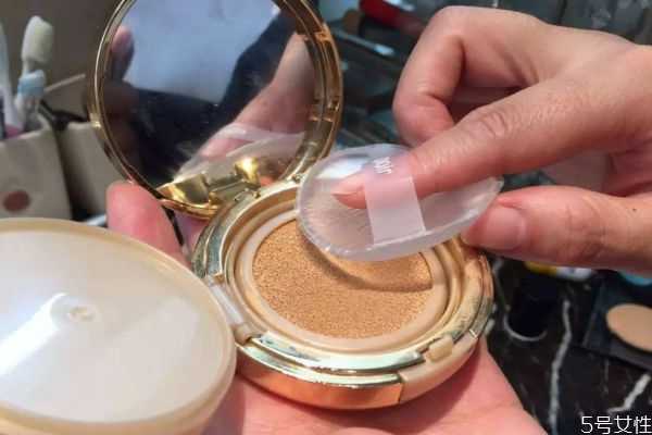 硅胶粉扑脏了怎么办?硅胶粉扑清洗方法 硅胶粉扑脏了怎么办?硅胶粉扑清洗方法