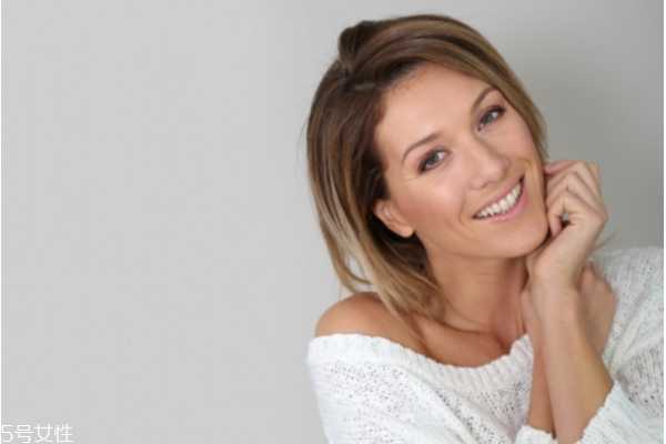 用盐水洗脸可以收缩毛孔吗 这样用盐水洗脸最干净