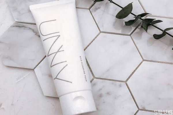 洗面奶洗脸后刺痛发红怎么回事？用洗面奶脸上有灼烧感