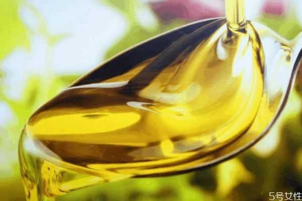 每天擦茶油在脸上有什么效果？茶油涂脸正确方法