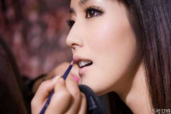 经常化妆会伤害皮肤吗？经常化妆对皮肤有伤害吗