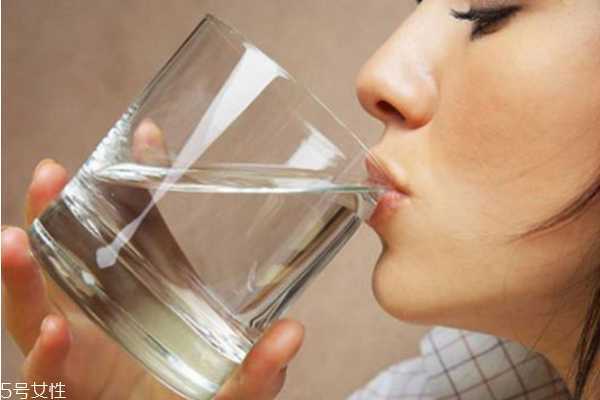 天生皮肤黑怎么全身变白