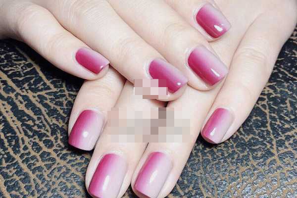 单色渐变美甲图片 简单素雅渐变美甲 单色渐变美甲图片 简单素雅渐变美甲