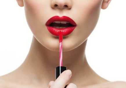 涂了口红该怎么吃东西 女生涂了口红吃东西的技巧
