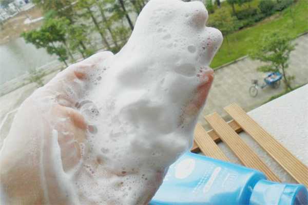 过期的洗面奶没开封还能用吗?过期的洗面奶可以洗头发吗 过期的洗面奶没开封还能用吗?过期的洗面奶可以洗头发吗