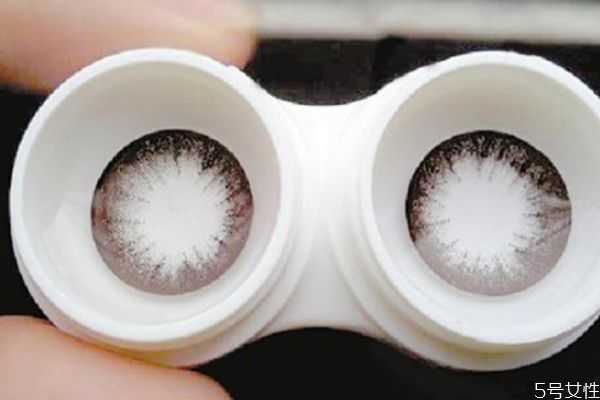 刚买的美瞳可以直接佩戴吗 新买的美瞳怎么泡 刚买的美瞳可以直接佩戴吗 新买的美瞳怎么泡