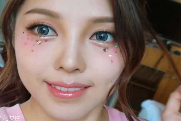 美瞳戴多久就要摘下来？美瞳不宜长时间佩戴