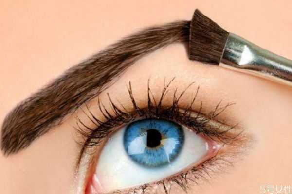 长脸怎么化妆好看？长脸如何化妆显脸短