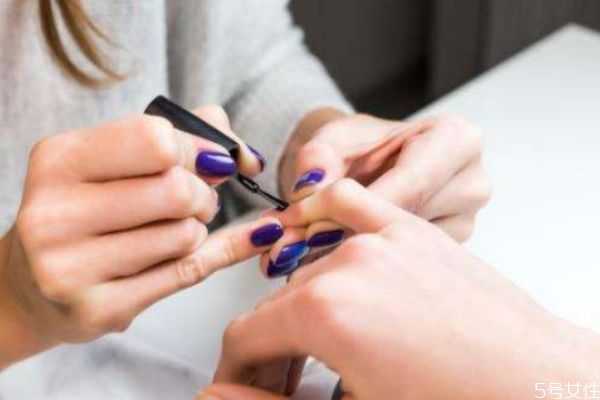 做美甲一年不许超过几次 经常做美甲手会黑吗