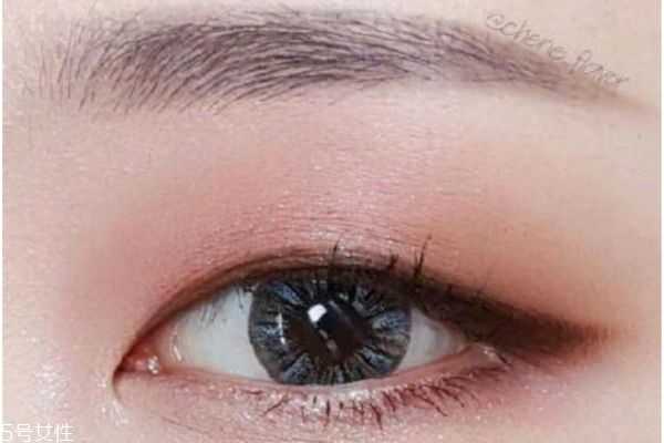 单眼皮用什么颜色眼影？4款适合单眼皮的眼影推荐