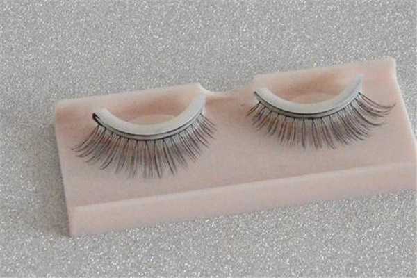 假睫毛是在眼影前还是眼影后 假睫毛是在眼影前还是眼影后