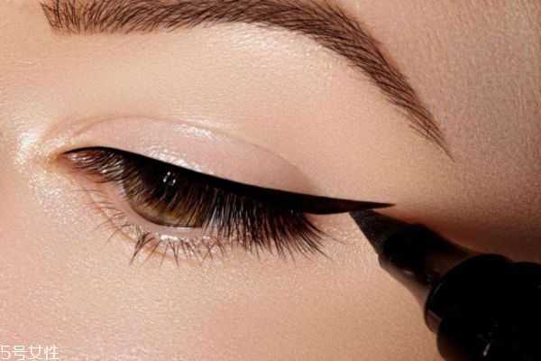 眼线晕妆怎么办 单眼皮画眼线这样画