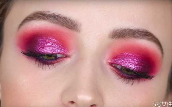 亮片眼影干了怎么办？眼影亮片怎么粘上去