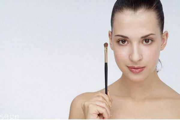 化妆品打开一年还能用吗