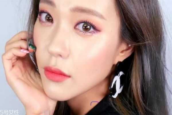 涂粉底之前需要涂什么?涂粉底液的正确手法 涂粉底之前需要涂什么?涂粉底液的正确手法