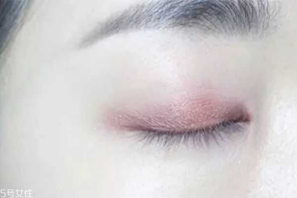 粉紫色眼妆怎么画？粉色和紫色眼影的画法