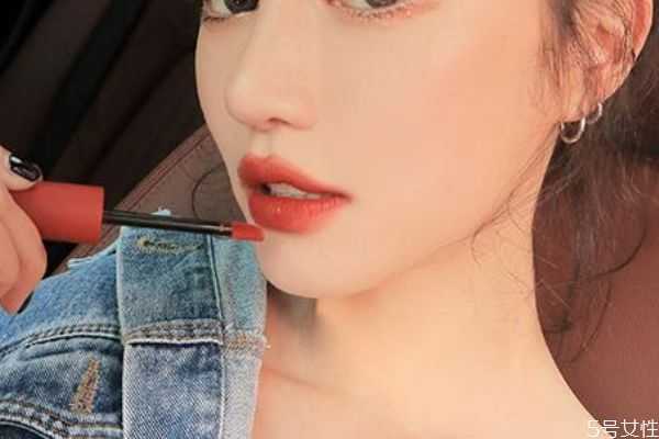 口红是镜面好还是雾面好？口红哑光和镜面的区别