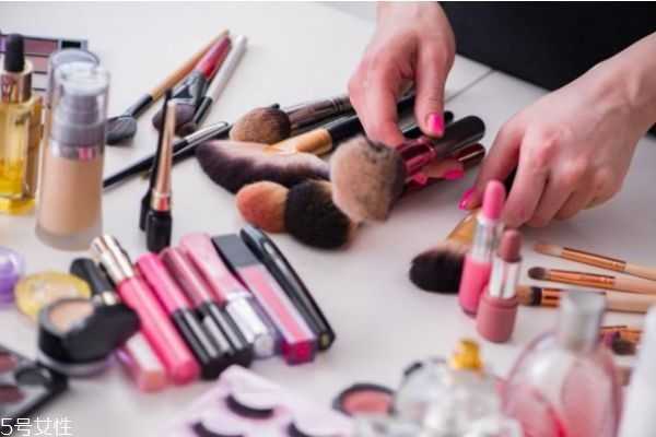 天天涂口红嘴唇会变黑吗？怎么正确涂口红