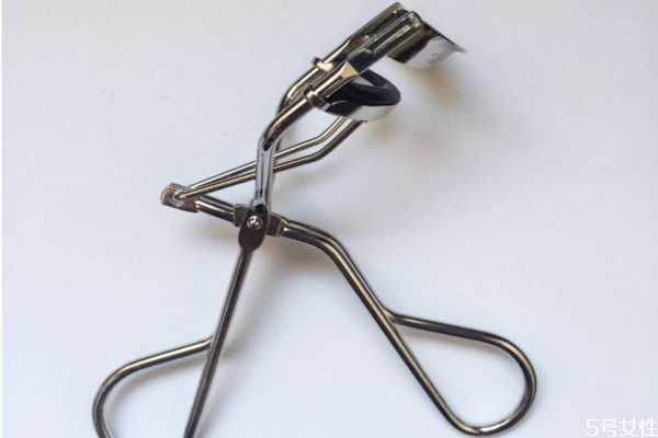 suqqu睫毛夹和植村秀哪个好？植村秀睫毛夹和suqqu对比