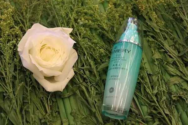 爽肤水冻冰了还能用吗