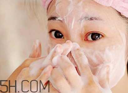 卸妆油会堵塞毛孔吗？卸妆水卸妆乳和卸妆油的区别