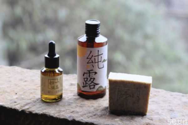 纯露直接喷脸好还是湿敷好?纯露直接拍脸还是喷脸效果好 纯露直接喷脸好还是湿敷好?纯露直接拍脸还是喷脸效果好