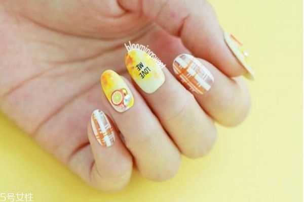 手绘美甲有哪些 紫色撞色美甲做法