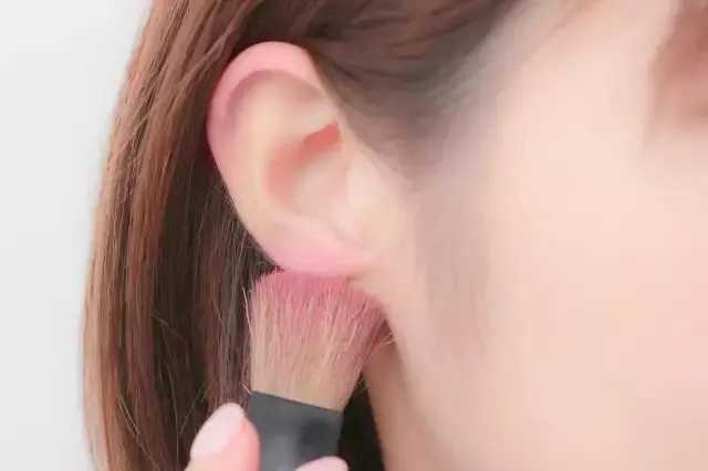 不涂腮红会很怪吗 不涂腮红会很怪吗