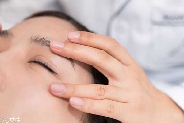 涂眼霜有哪些常见误区 涂眼霜有哪些误区你占了