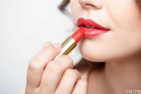 不会涂口红怎么办？新手怎么涂口红