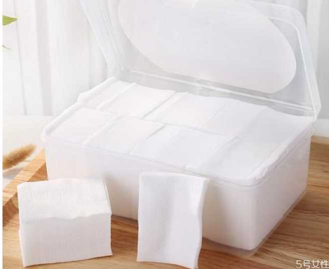 卸妆油用手还是用卸妆棉？卸妆油怎么用卸妆棉