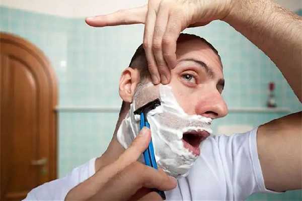 刮胡子要顺着刮还是逆着刮 刮胡子刮不干净怎么办