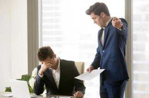 被两个领导夹在中间怎么办?8个建议帮你巧妙摆脱困境 被两个领导夹在中间怎么办?8个建议帮你巧妙摆脱困境