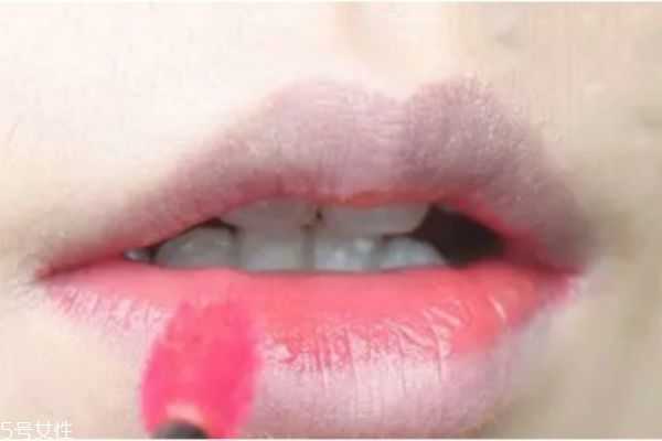 阿玛尼唇釉怎么涂均匀？阿玛尼唇釉正确涂抹方法