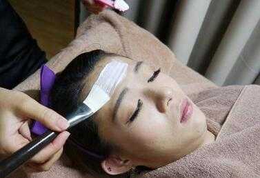 哪些因素容易产生抬头纹